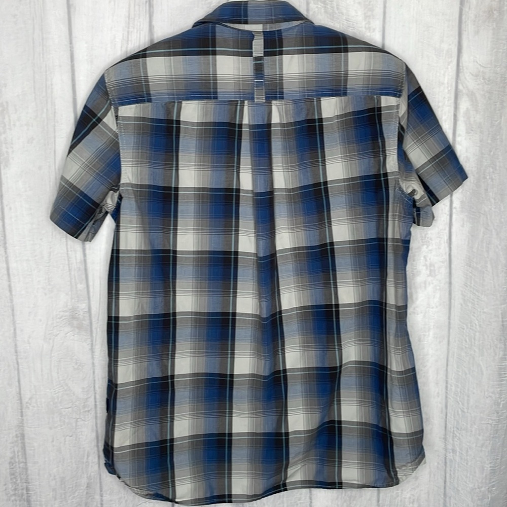 The North Face Plaid shirt.​​ - Picture 5 of 9